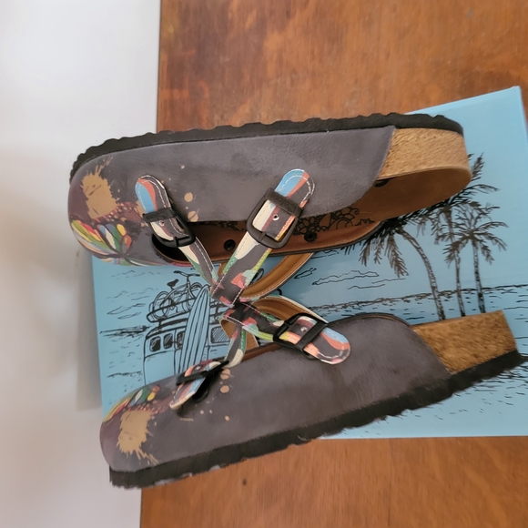 Colorful Butterfly Cross-Strap Clogs - Picture 11 of 16